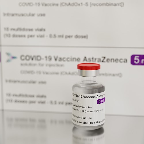 AstraZeneca ritira il vaccino Vaxzevria dall'UE: tra cause legali e rischi riconosciuti