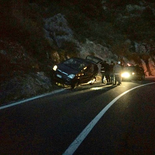 Brutto incidente sull'Amalfitana: auto si ribalta a Capo d'Orso, conducente estratto illeso dai passanti [FOTO]