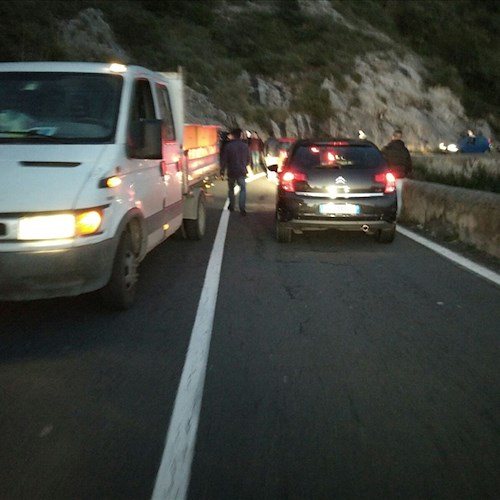 Brutto incidente sull'Amalfitana: auto si ribalta a Capo d'Orso, conducente estratto illeso dai passanti [FOTO]