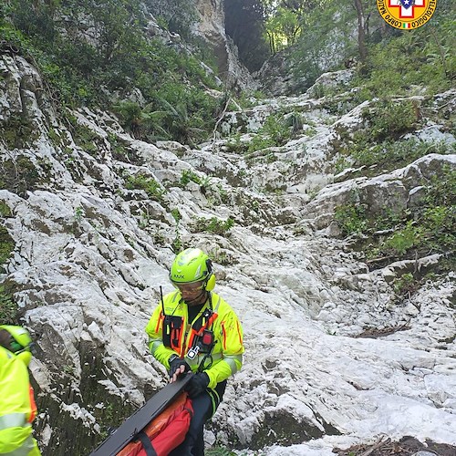 Escursionista precipita lungo il sentiero delle tre grotte a Nocera Superiore, interviene Soccorso Alpino