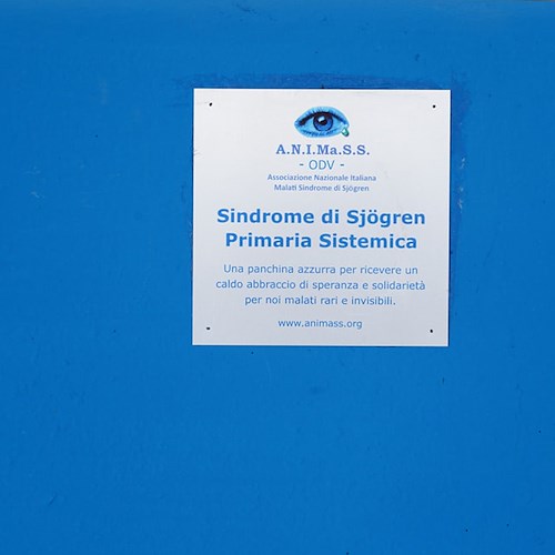 Inaugurata a Vietri sul Mare la panchina azzurra per sensibilizzare sulla Sindrome di Sjögren<br />&copy; Comune di Vietri sul Mare