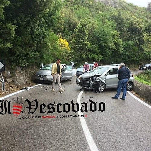 Incidente a Capo d'Orso: frontale tra due auto. Traffico in tilt, malore a una donna sul bus /FOTO