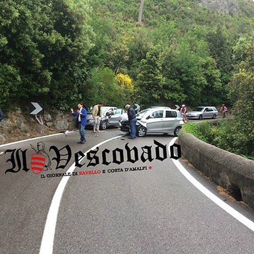 Incidente a Capo d'Orso: frontale tra due auto. Traffico in tilt, malore a una donna sul bus /FOTO