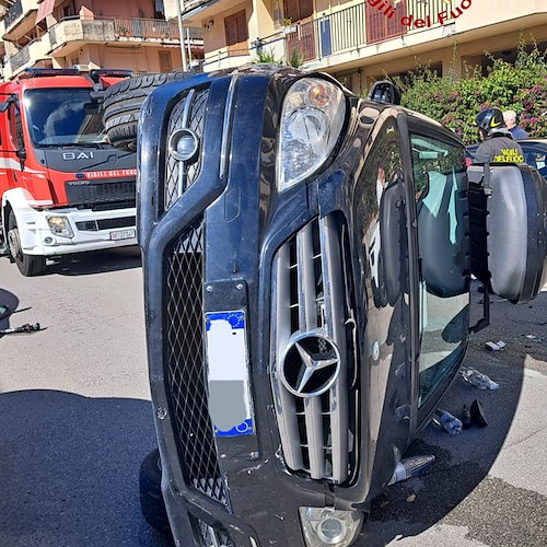  Incidente stradale a Salerno: auto si ribalta nel quartiere Sant'Eustachio /FOTO