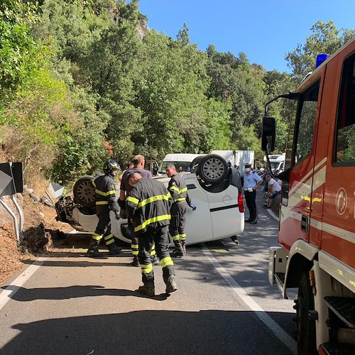 Incidente sull'Amalfitana: furgone si ribalta a Capo d'Orso [FOTO]