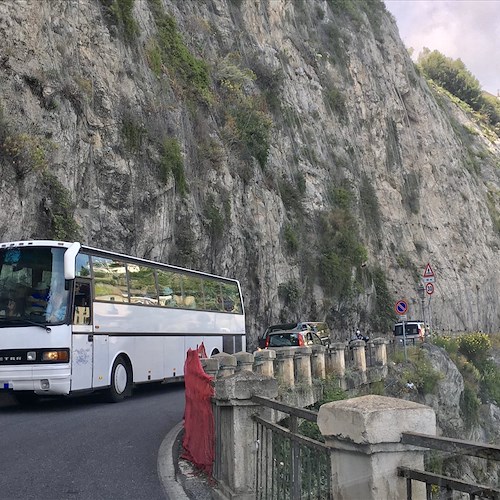 Limitazioni ai bus in Costa d'Amalfi penalizzano anche le gite fuori porta: la lettera dei 9 vettori 