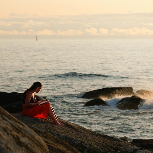 Donna che legge in riva al mare<br />&copy; Foto da Pexels