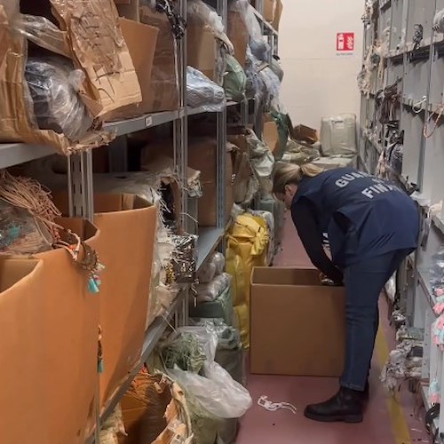 Prato, controlli a tappeto nel distretto industriale: sequestrati oltre 920mila articoli non in regola