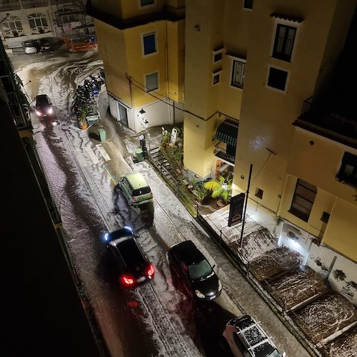 Rovesci improvvisi e fenomeni meteorologici estremi: la Costiera Amalfitana sotto un'atipica grandinata /foto /video