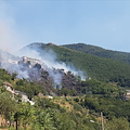 A fuoco le montagne di Corbara, vento alimenta le fiamme. Evacuato hotel STRADA RIAPERTA [FOTO] 