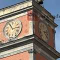 A Maiori due orologi, due ore diverse: sul campanile della Collegiata uno è fermo da settimane