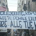 “Adolescente, rispondi presente al domani”: lo striscione del tabaccaio Massimo Nota per difendere il suo quartiere
