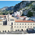 Amalfi, Comune sospende montaggio stabilimento a Santa Croce: obbligo di messa in sicurezza e divieto d’accesso