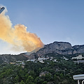 Amalfi, incendio al confine con Conca dei Marini: elicottero in azione /FOTO
