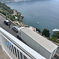 Autoarticolato sovradimensionato si avventura sulla strada per Ravello, bloccato a Castiglione 