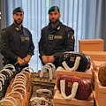 Blitz contro la contraffazione a Pisa: sequestrati 55mila articoli falsi di marchi top