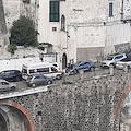 Bollino nero in Costiera Amalfitana, ad Atrani ambulanza fa slalom nel traffico /foto