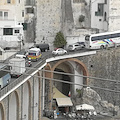 Costiera Amalfitana nell’inferno del traffico, ambulanza fa slalom fra i pullman [FOTO] 