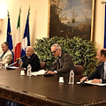 De Luca attacca il “campo largo” e scherza sul futuro: «In concorrenza con Trump per il papato»