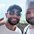 Domenica in Costiera Amalfitana per Rocco Hunt: il rapper si rilassa al "Clubhouse by the Sea" di Palazzo Avino
