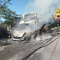 Furgone in fiamme a Montecorvino Pugliano: provvidenziale l'intervento dei vigili del fuoco 