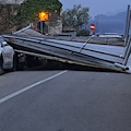 Il vento abbatte la copertura di un parcheggio alle porte di Positano: intervento in tempi record per riaprire la Statale 
