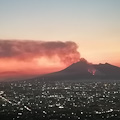 Incendio sul Vesuvio, otto mezzi aerei e cento operatori in azione per domare le fiamme