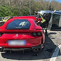 Incidente sull'A2: Dacia Duster si ribalta, coinvolta anche una Ferrari