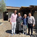 John Elkann torna a Scala: pranzo tipico alla Trattoria Da Lorenzo prima del Ferrari World Premiere