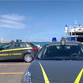 Latitante nascosto tra la merce: arrestato al porto di Bari dalla Guardia di Finanza