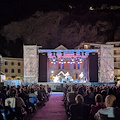 Maiori, Fabrizio Bosso e Julian Oliver Mazzariello omaggiano Pino Daniele con “Il cielo è pieno di stelle”