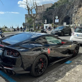 Maiori, Ferrari 812 Superfast parcheggiata al lungomare /foto