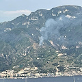 Maiori, fumo e fiamme a San Vito: incendi in collina, soccorsi al lavoro per contenere il rogo