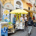 Maurizio Russo conquista la “Divina Food Experience” con il carrettino dedicato al Gin Furore 