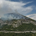 Monte San Liberatore in fiamme, vasto incendio a Vietri sul Mare: arrivano i mezzi aerei