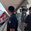 Napoli Centrale, minaccia agenti e personale FS con una bottiglia rotta: arrestato 26enne