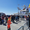 Nuovo sbarco a Salerno: 107 migranti arrivano al molo Manfredi a bordo della nave Aita Mari