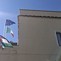 Praiano, sul balcone del Municipio sventolano la bandiera della Palestina e quella della Pace