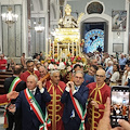 Sindaci Costa d’Amalfi portano in spalla Santa Trofimena in segno di unità di intenti /FOTO