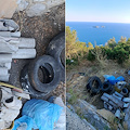 Statale Amalfitana: cumuli di rifiuti abbandonati accanto a un muretto panoramico con vista sul mare