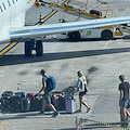 Via libera ai liquidi nel bagaglio a mano: in aereo si vola con shampoo e vino, ma solo dove ci sono i nuovi scanner