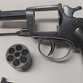 Vietri, pistola carica e con matricola abrasa trovata in casa: arrestato 35enne