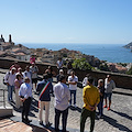 Vietri sul Mare, inaugurato il restyling della stazione con il pannello in ceramica di Antonio Solimene
