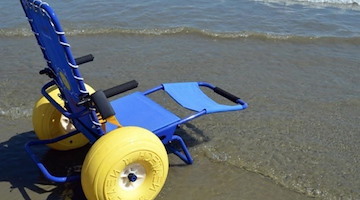 A Minori una spiaggia più accessibile: anche quest'anno disponibile la sedia Job Mare