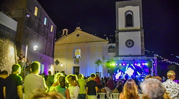 A Praiano torna la Notte Bianca: 10 agosto suoni, colori e sapori tra le piazze del borgo