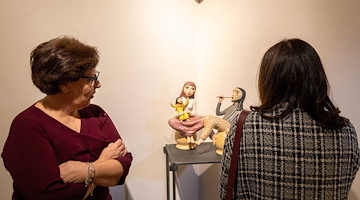 A Salerno prende vita l’arte di Irene Kowaliska: Rita Cafaro trasforma i suoi disegni in scultura