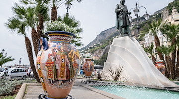 Ad Amalfi personaggi e vessilli delle Repubbliche Marinare risplendono in quattro opere ceramiche