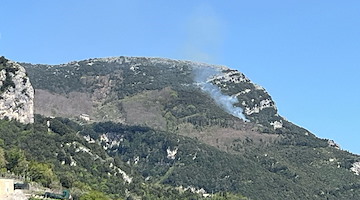 Agerola, principio di incendio a poca distanza dal belvedere di Paipo /foto