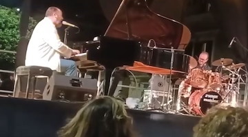 Agnone Cilento, crolla impalcatura con luci sul palco: sfiorata la tragedia al concerto /video