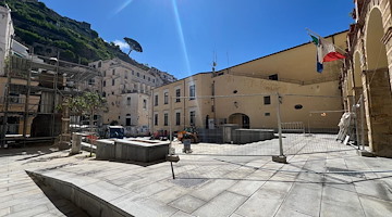 Amalfi, cittadino preoccupato ci scrive: «Una semplice ferita, un percorso a ostacoli»